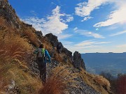 48 Passaggio su tratto di sentiero  tra torrioni e roccioni